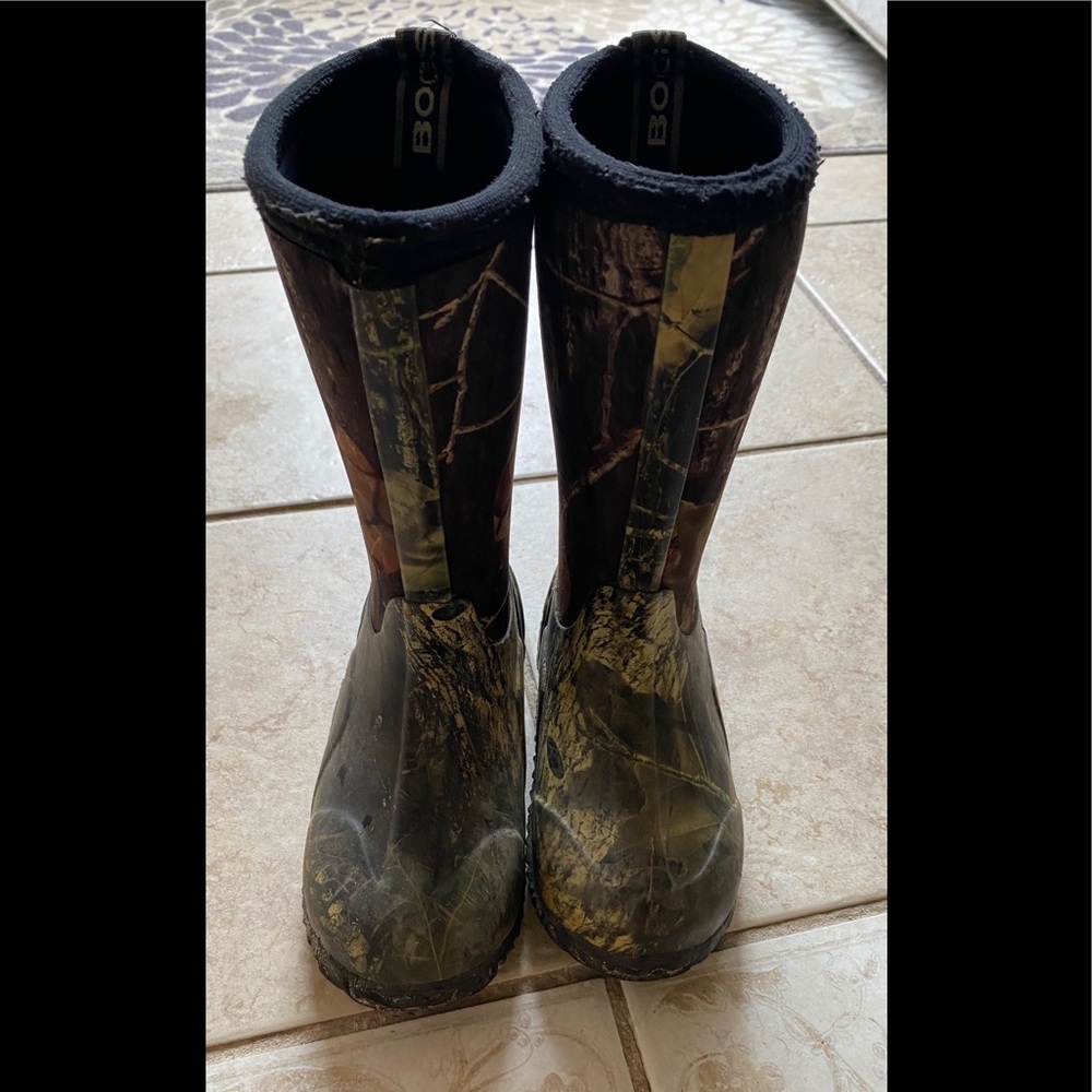 SOLD !!! Bogs little boy size 12 camo boots